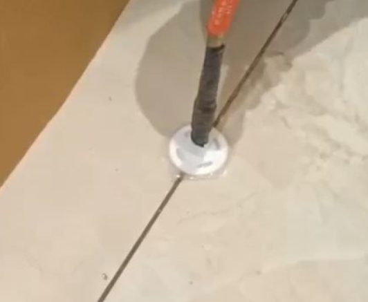 开鲁瓷砖空鼓维修公司专业解答瓷砖在铺贴过程中，如果没有涂抹均匀到位的粘结材料（如水泥砂浆或瓷砖胶），可能会导致以下问题