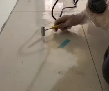 开鲁瓷砖开裂维修公司专业分享瓷砖在铺贴前如果没有沥干水分，将会导致以下问题