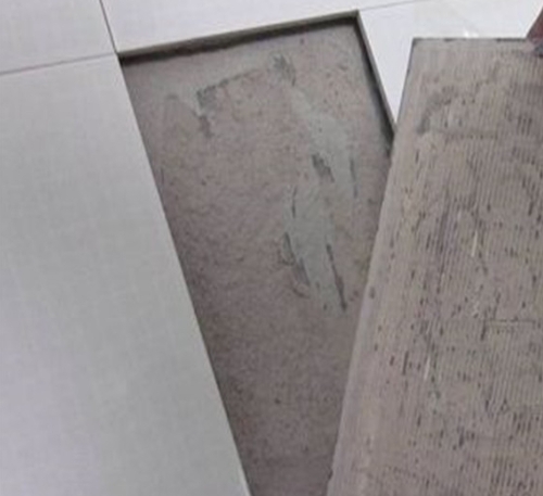开鲁瓷砖空鼓维修公司分享瓷砖铺贴时如果打浆（即涂抹在瓷砖背面和基层上的砂浆或瓷砖胶）过少，会带来以下问题